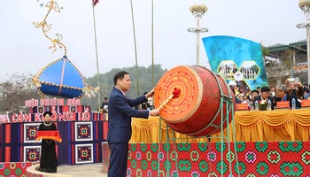 Lãnh đạo huyện Chiêm Hóa, tỉnh Tuyên Quang đánh trống khai hội.