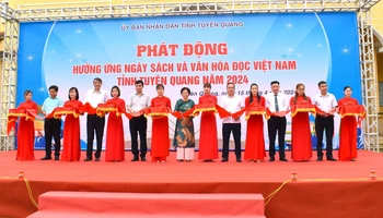 Các đại biểu cắt băng khai mạc Ngày Sách và Văn hóa đọc Việt Nam tỉnh Tuyên Quang năm 2024.