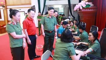 Lãnh đạo Công an tỉnh Tuyên Quang và Hội Chữ thập đỏ tỉnh động viên cán bộ chiến sĩ tham gia hiến máu. 