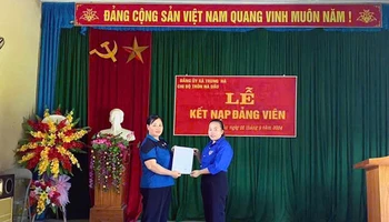 Lễ kết nạp đảng viên ở chi bộ thôn Nà Dầu, Đảng bộ xã Trung Hà (huyện Chiêm Hóa, Tuyên Quang).