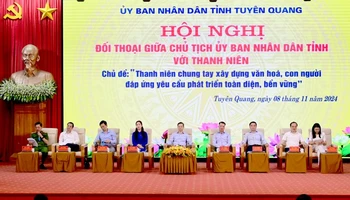 Các đại biểu chủ trì buổi đối thoại.