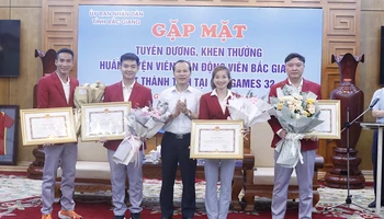 Đồng chí Mai Sơn, Phó Chủ tịch UBND tỉnh Bắc Giang tặng thưởng cho các vận động viên tại buổi lễ.