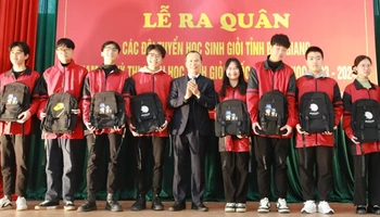 Đồng chí Mai Sơn, Phó Chủ tịch Thường trực Ủy ban nhân dân tỉnh trao quà động viên học sinh tham dự đội tuyển học sinh giỏi quốc gia.