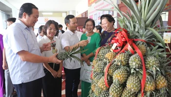 Các đại biểu tham quan gian trưng bày sản phẩm dứa Lạng Giang.