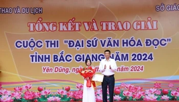 Ông Nguyễn Sỹ Cầm, Phó Giám đốc sở Văn hóa, Thể thao và Du lịch trao giải “Đại sứ Văn hóa đọc tiêu biểu xuất sắc” tỉnh Bắc Giang năm 2024 cho em Lưu Minh Anh, lớp 10A1, Trường THPT Yên Dũng số 3.