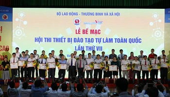 Trao thưởng cho các cá nhân đoạt giải tại Hội thi. (Ảnh: GDVT)