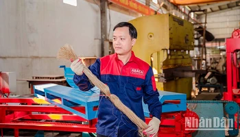 Kỹ sư Hồ Xuân Vinh ở Quỳnh Lưu (Nghệ An) sáng chế máy tách sợi từ thân cây chuối và lá dừa, đoạt Giải ba Hội thi sáng tạo kỹ thuật tỉnh Nghệ An lần thứ 16 (năm 2021). 