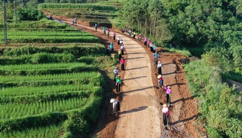 Chương trình "Tiến về Phía trước" hỗ trợ xây dựng đường giao thông ở xóm Dóm Bái, xã Miền Đồi, huyện Lạc Sơn, tỉnh Hòa Bình. (Ảnh: Dự án cung cấp)