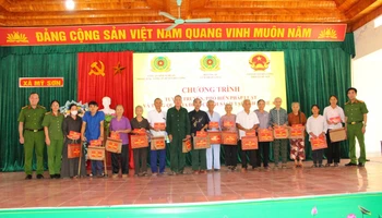 Đoàn công tác trao quà tặng thương binh, thân nhân liệt sĩ, gia đình chính sách trên địa bàn xã Mỹ Sơn, huyện Đô Lương.
