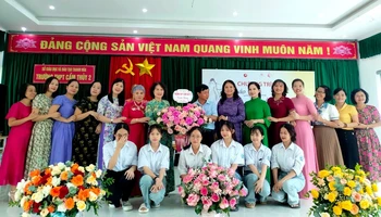 Đại diện giáo viên và học sinh Trường THPT Cẩm Thủy 2 nhận áo dài do Câu lạc bộ Di sản áo dài Việt Nam trao tặng. (Ảnh: Ban tổ chức)