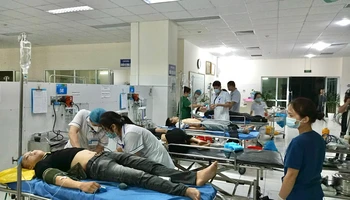 Cấp cứu các nạn nhân tại Bệnh viện đa khoa tỉnh Bắc Kạn. (Ảnh: LÝ DŨNG)