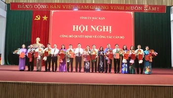 Lãnh đạo tỉnh Bắc Kạn trao quyết định, tặng hoa chúc mừng các cán bộ nhận vị trí công tác mới. (Ảnh: TUẤN SƠN). 