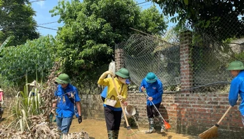 Đoàn viên, thanh niên hỗ trợ người dân Ba Bể khắc phục hậu quả mưa bão. (Ảnh: ĐĂNG TRÌNH)