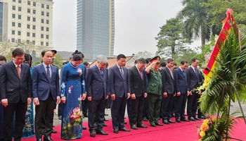 Các đại biểu tưởng niệm Chủ tịch Hồ Chí Minh tại Khu văn hóa tưởng niệm Bác Hồ ở thành phố Thanh Hóa.