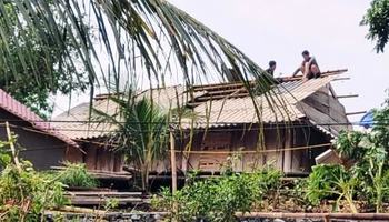 Người dân ở huyện Mường Lát, tỉnh Thanh Hóa chủ động lợp lại mái nhà.