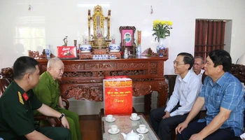 Lãnh đạo tỉnh Thanh Hóa thăm hỏi sức khỏe cựu chiến sĩ Điện Biên.