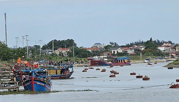 Phương tiện nghề cá neo đậu tại âu thuyền ở xã Quảng Thạch, huyện Quảng Xương, tỉnh Thanh Hóa.