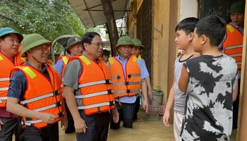 Thủ tướng Phạm Minh Chính đến thị sát, thăm hỏi bà con nhân dân xã Vân Hà, huyện Việt Yên đang bị ngập lụt do nước sông Cầu tràn vào. 