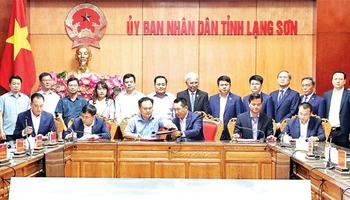 Lãnh đạo UBND tỉnh Lạng Sơn ký kết hợp đồng thực hiện dự án với liên danh các nhà đầu tư. (Ảnh GIA KHÁNH)