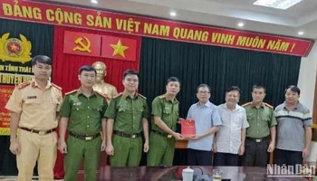 Lực lượng phá chuyên án 0924T về trộm cắp đồ thờ cúng, Công an huyện Hưng Hà (tỉnh Thái Bình) được Bí thư Huyện ủy Hưng Hà thưởng nóng.