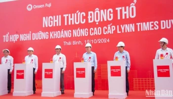 Các đại biểu thực hiện nghi thức động thổ Tổ hợp nghỉ dưỡng khoáng nóng cao cấp Lynn Times Duyên Hải, tổng vốn đầu tư 2.000 tỷ đồng tại huyện Hưng Hà (tỉnh Thái Bình).