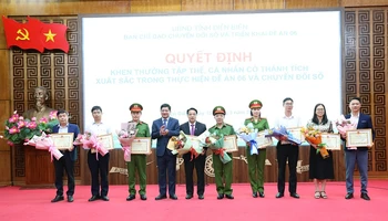 Đồng chí Lê Thành Đô, Chủ tịch Ủy ban nhân dân tỉnh Điện Biên trao Bằng khen tặng các cá nhân có thành tích xuất sắc trong thực hiện Đề án 06.