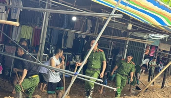 Cán bộ, chiến sĩ Công an huyện Điện Biên Đông hỗ trợ nhân dân bản Suối Lư khắc phục hậu quả lũ quét xảy ra rạng sáng 10/5.