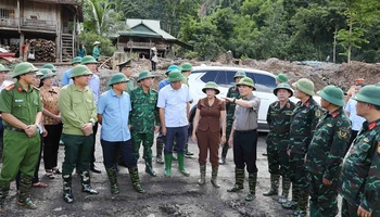 Phó Thủ tướng Trần Lưu Quang kiểm tra tiến độ khắc phục hậu quả lũ quét tại xã Mường Pồn, huyện Điện Biên, tỉnh Điện Biên.