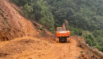 Các đơn vị đang nỗ lực hót sụt sạt trên các tuyến quốc lộ thuộc địa bàn tỉnh Điện Biên.