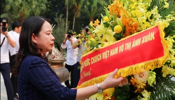 Quyền Chủ tịch nước Võ Thị Ánh Xuân dâng hoa tưởng niệm Chủ tịch Hồ Chí Minh tại ATK Định Hóa.