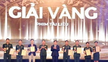 Đại tướng Phan Văn Giang, Ủy viên Bộ Chính trị, Phó Bí thư Quân ủy Trung ương, Bộ trưởng Quốc phòng trao giải Vàng cho các tác giả thể loại phim tài liệu.