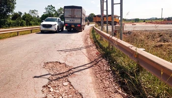 Nhiều đoạn đường, đê sông Đào trên địa bàn huyện Phú Bình bị bong tróc, lún.