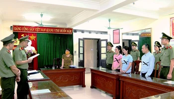 Công an tỉnh Ninh Bình công bố Quyết định khởi tố các bị can vi phạm mua bán trái phép hóa đơn, trốn thuế. 