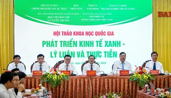 Chủ tọa Hội thảo khoa học quốc gia “Phát triển kinh tế xanh - Lý luận và thực tiễn”.