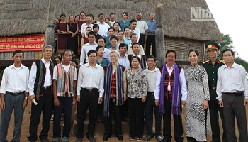 Tổng Bí thư Nguyễn Phú Trọng chụp ảnh lưu niệm cùng cán bộ, nhân dân tỉnh Kon Tum.