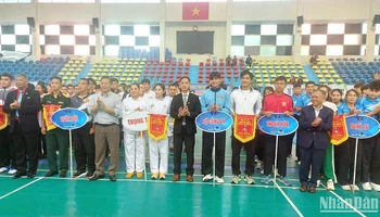 Ban tổ chức trao cờ lưu niệm cho các đội tham gia giải.