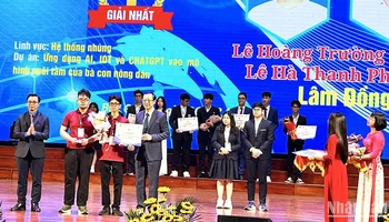 Thứ trưởng Bộ Giáo dục và Đào tạo Phạm Ngọc Thưởng trao giải nhất cho dự án của học sinh Lâm Đồng. Ảnh: Sở Giáo dục và Đào tạo Lâm Đồng.
