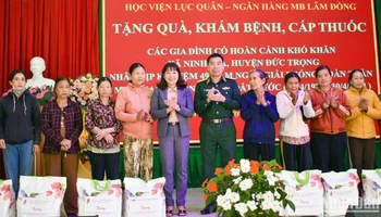 Thiếu tướng Nguyễn Công Sơn, Phó Chính ủy học viện và lãnh đạo địa phương trao quà tặng các gia đình chính sách, gia đình có hoàn cảnh khó khăn tại xã Ninh Gia, huyện Đức Trọng, Lâm Đồng.