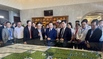 Đồng chí Trần Hồng Hà, Phó Thủ tướng Chính phủ lắng nghe doanh nghiệp giới thiệu về Khu công nghiệp Sơn Mỹ I. 