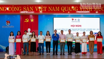 Lễ khen thưởng 12 tập thể có thành tích xuất sắc trong phong trào hội.