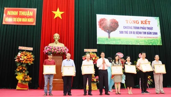 Lãnh đạo Ủy ban nhân dân tỉnh Ninh Thuận tặng bằng khen cho 8 tập thể có thành tích xuất sắc, tiêu biểu, có nhiều đóng góp trong chương trình.