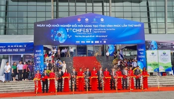Ban tổ chức cắt băng khai mạc triển lãm Techfest Vĩnh Phúc 2022.
