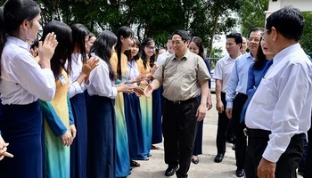 Thủ tướng Phạm Minh Chính thăm Trường phổ thông dân tộc nội trú THPT An Giang.