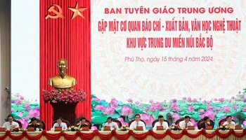 Đồng chí Nguyễn Trọng Nghĩa và các đại biểu chủ trì buổi gặp mặt.