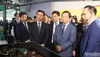 Phó Thủ tướng Chính phủ Trần Hồng Hà cùng các đại biểu tham quan các gian triển lãm tại Diễn đàn. 