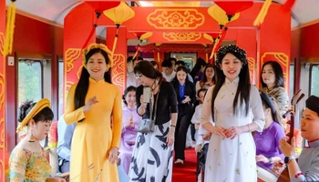 Nhã nhạc Cung đình Huế được biểu diễn trên chuyến tàu “Kết nối di sản miền trung”.