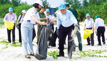 Phó Chủ tịch Thường trực Ủy ban nhân dân tỉnh Quảng Trị Hà Sỹ Đồng cùng các đại biểu và người dân địa phương tham gia vệ sinh, dọn sạch rác tại xã Vĩnh Thái, huyện Vĩnh Linh.