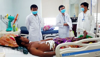 Các bác sĩ Bệnh viện đa khoa tỉnh Kiên Giang thăm khám sức khỏe ông Nhoem Slat, người bị trâu húc thủng bụng.