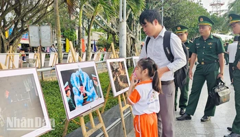 Người dân xem triển lãm ảnh. 