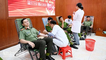 Cán bộ, chiến sĩ Công an tỉnh Kiên Giang tham gia hiến máu.